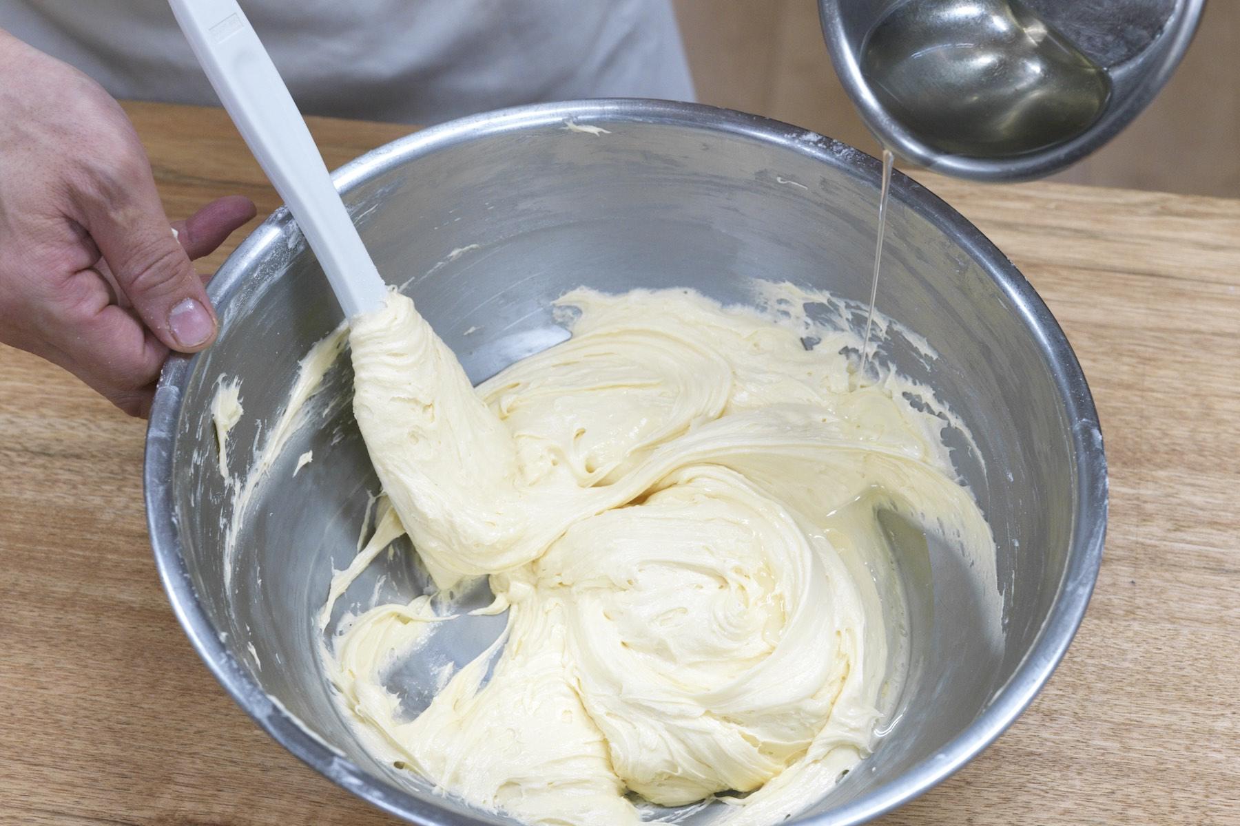 粉と油を加える