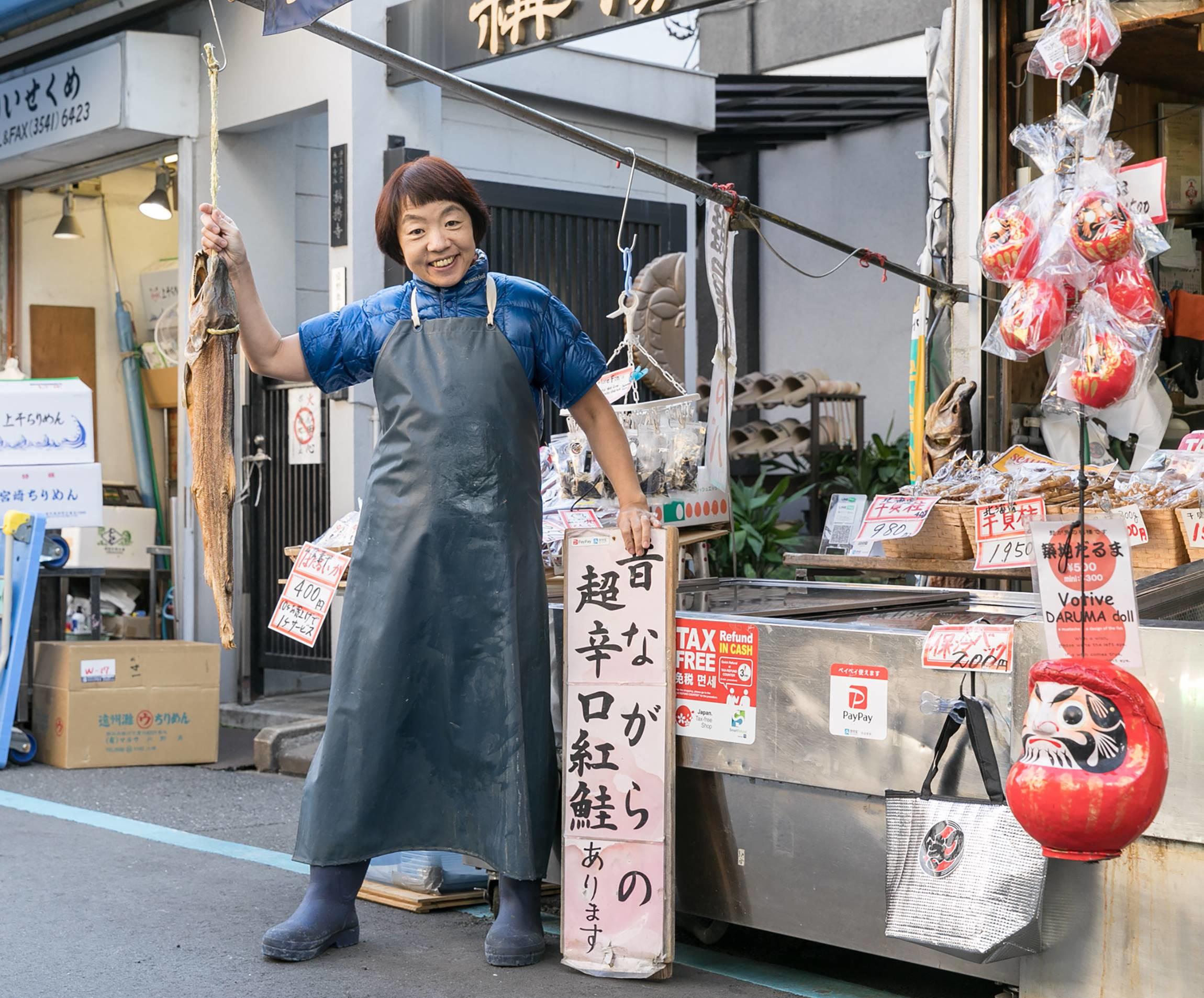 築地の鮭専門店「昭和食品」の"しゃけこさん"はいつでも半袖スタイルのこと。