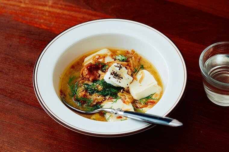 【ようこそ！俺酒場】佐藤シェフが「日本一旨い！」と絶賛するカレイの縁側の缶詰を使った