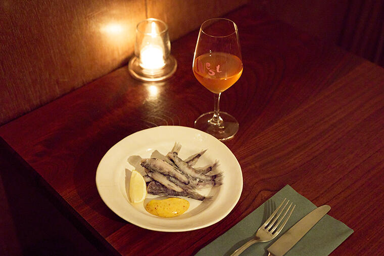 皮はサクッと身はフワッフワ！ピリ辛濃厚マヨがたまらん「メヒカリの唐揚げとピリ辛マヨネーズ」【ワイン好きが何度も通ってしまう西小山『WEST』のつまみレシピ】