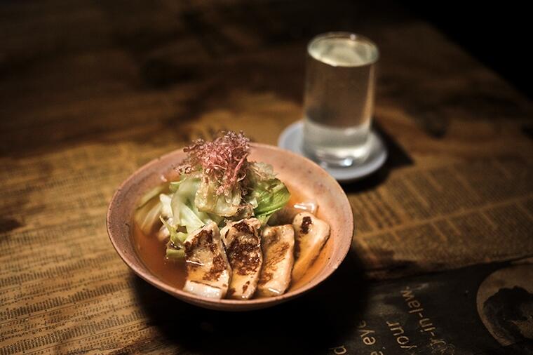 【赤坂まるしげの7皿】キャベツのシャキシャキと生麸のもっちりのコントラストがたまらない煮浸し