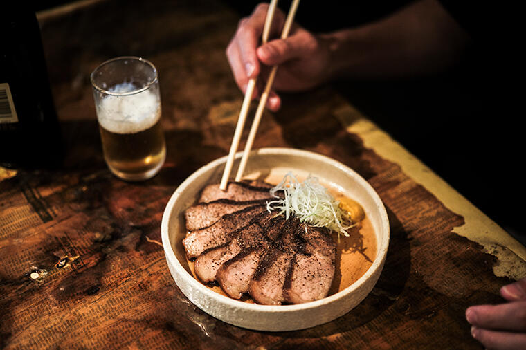 【赤坂まるしげの7皿】八角と五香粉がふわりと香る!ビールが進みまくる台湾風チャーシューレシピ