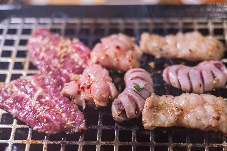 【北千住】特注の網で焼き上げる、鮮度抜群の内蔵肉!「焼肉・ホルモン ひろ丸」