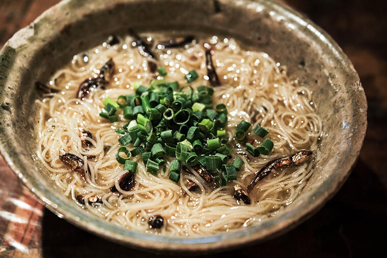 【赤坂まるしげの7皿】「まるしげ」と言えばコレ！の名物を自宅でも。いりこの香ばしさ広がる油そうめん