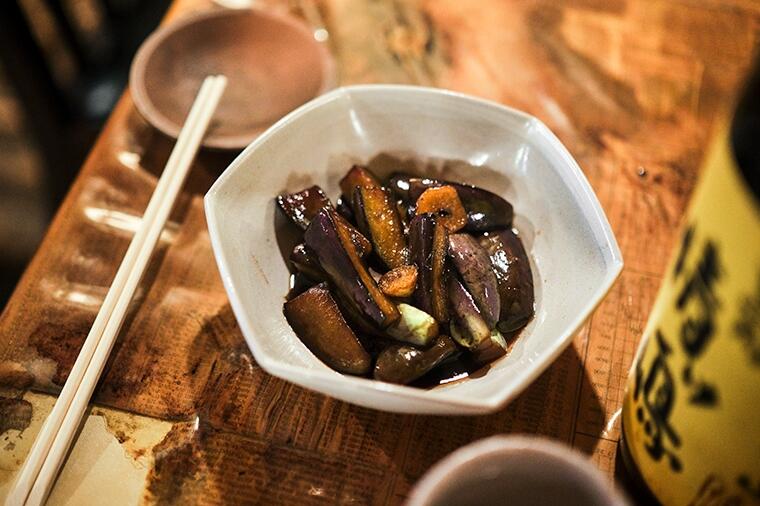 【赤坂まるしげの7皿】さっと炒めるだけであっという間にできるのにド級の旨味が炸裂する！茄子にんにく炒め