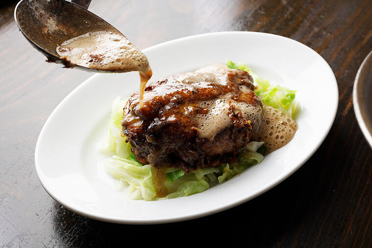 【dancyu編集部、2025年の一皿】これぞ背徳の美味！焦がしバターの「バターチキン」に舌も心もとろかされた。六本木「オステリアナカムラ」