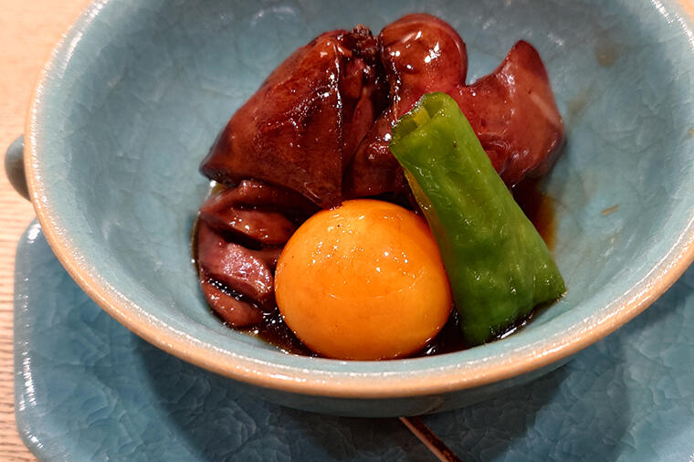 【dancyu編集部員、2025年の一皿】山梨の郷土料理の新解釈!?東京・荒木町「御料理ほりうち」の鳥もつ煮に衝撃