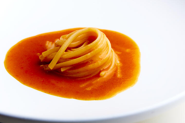 【dancyu編集部員、2025年の一皿】シンプルなのに、なぜこんなに特別なのか？新富町「PRIMO PASSO」のトマトのパスタ