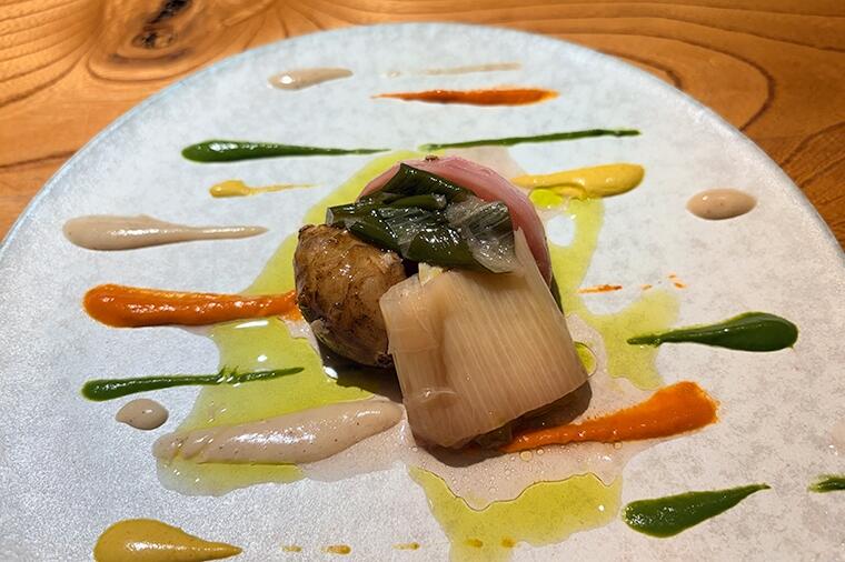 【2025年の一皿】名物の肉の薪焼きグリルと同じくらいのインパクト。忘れられない群馬県川場村「ヴェンティノーヴェ」の「冬野菜の包み焼き」