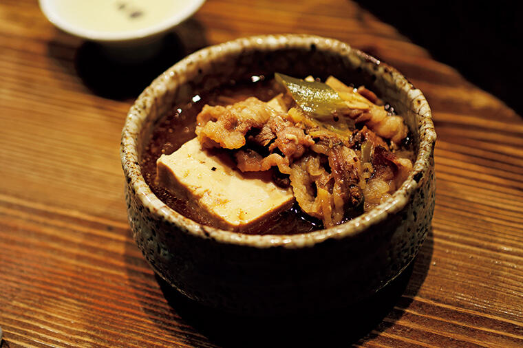 【名酒場の殿堂つまみ】豆腐しみしみの酒泥棒。隠し味のアレが味の決め手になる「煮込みや まる。」の肉豆腐レシピ