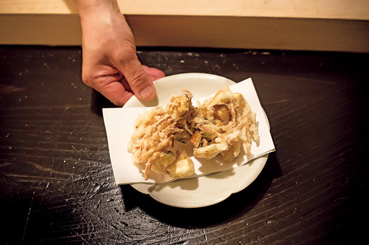 【香り立つ小菜】ほのかな刺激が燗酒にぴたり！京都の名店「食堂おがわ」のしょうがかき揚げレシピ