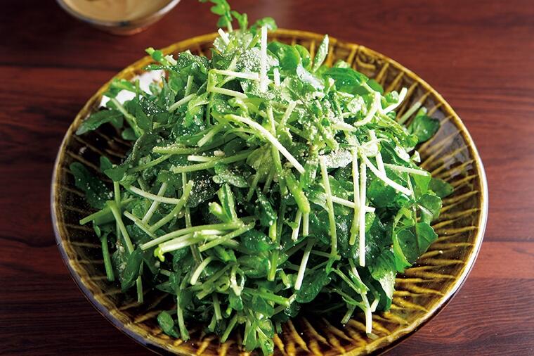 【香り立つ小菜】スパイスと野菜の青々とした香りに熱燗がハマる！「酒坊主」の豆苗とクレソンのサラダレシピ