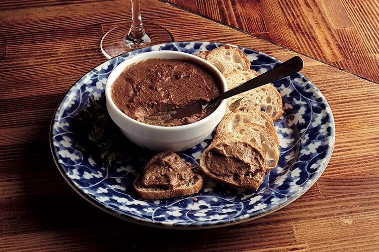 【喝采!の前菜】ムースのように軽やかで、ホワイトチョコのように上品!名門の超絶リッチな看板つまみ。『銀座バードランド』の「レバーパテ」