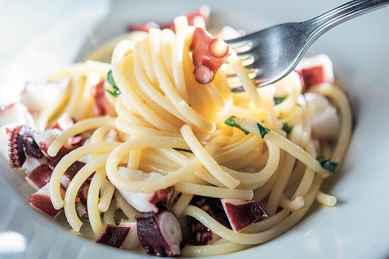 【〆られないパスタ】太麺とタコを噛みまくる一皿。〆につくったら、白ワインがもう一杯欲しくなってしまう鎌倉『オステリア コマチーナ』の「タコのペペロンチーノ」