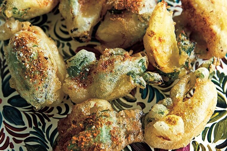 【喝采！の前菜】キンと冷えた白ワインと抜群の好相性。ハーブを巻いたレモンを皮ごと揚げる、軽井沢『ラ・カーサ・ディ・テツオ オオタ』の「レモンフリッター」