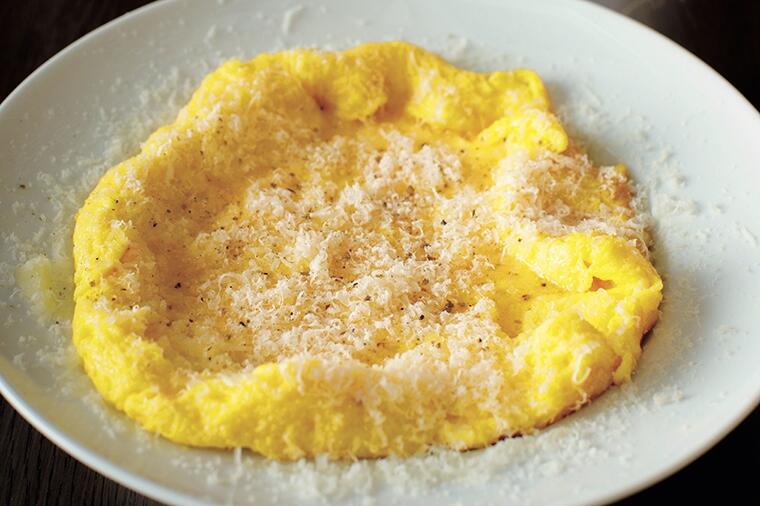 【喝采！の前菜】たまごとチーズのおいしい最適解。シンプル＆簡単なのに感動がとてつもない、北千住『オステリア　ルーチェ』の「パルミジャーノと平飼い卵のオムレツ」