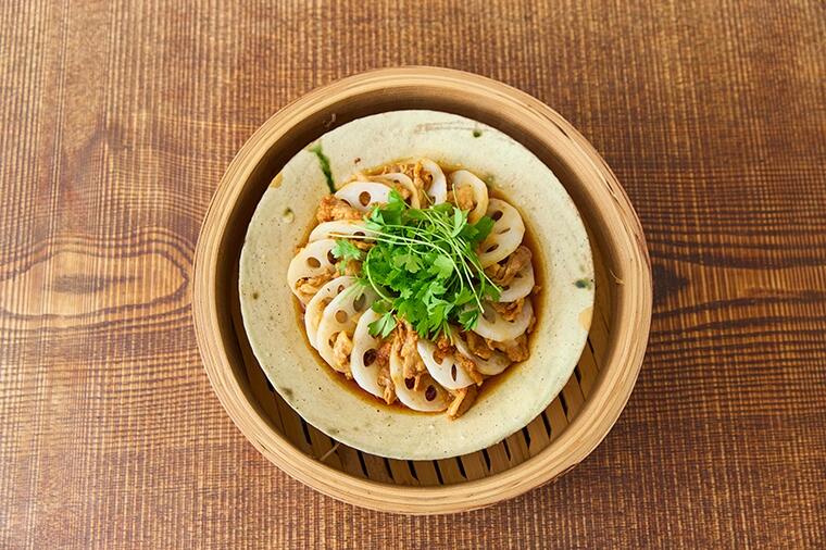 【蒸し器で簡単・栄養たっぷり】シャキシャキ感際立つ、れんこんと豚肉の重ね蒸し