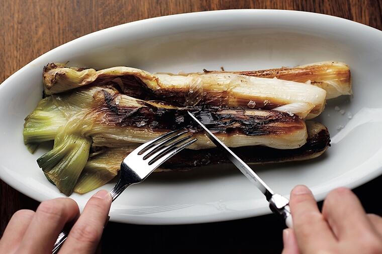 【喝采！の前菜】皮は芳ばしく、とろっとろな甘味が内側からジュワーッと押し寄せる！銀座『マルディ グラ』の「下仁田ねぎロースト」