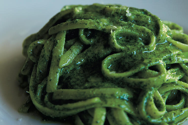 【〆られないパスタ】爽快なセロリの苦味とペコリーノの深い塩味が口の中を駆け抜ける!『コジコメ』の「セロリのパスタ」