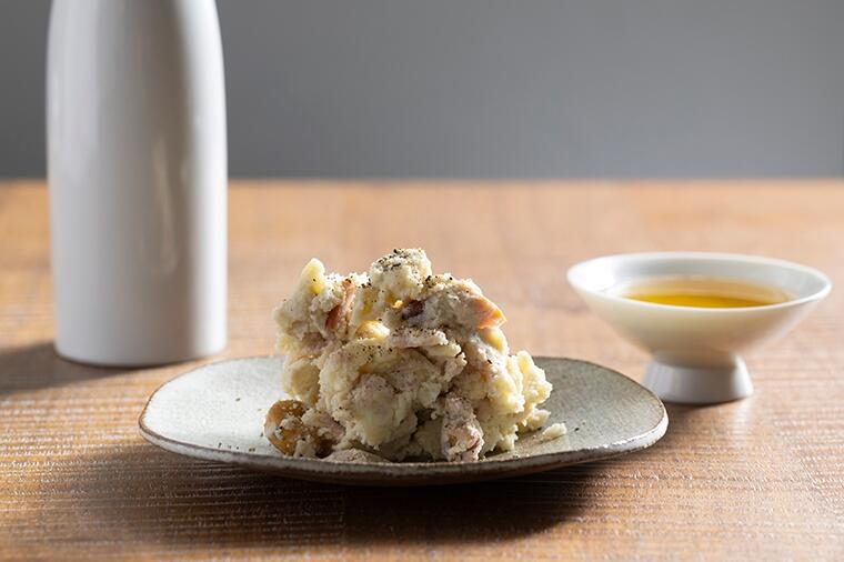 【すぐ飲める！つくりおき酒肴】ローストしたナッツの香ばしさでブルーチーズに負けない個性派のポテサラに！「ナッツとゴルゴンゾーラのポテサラ」