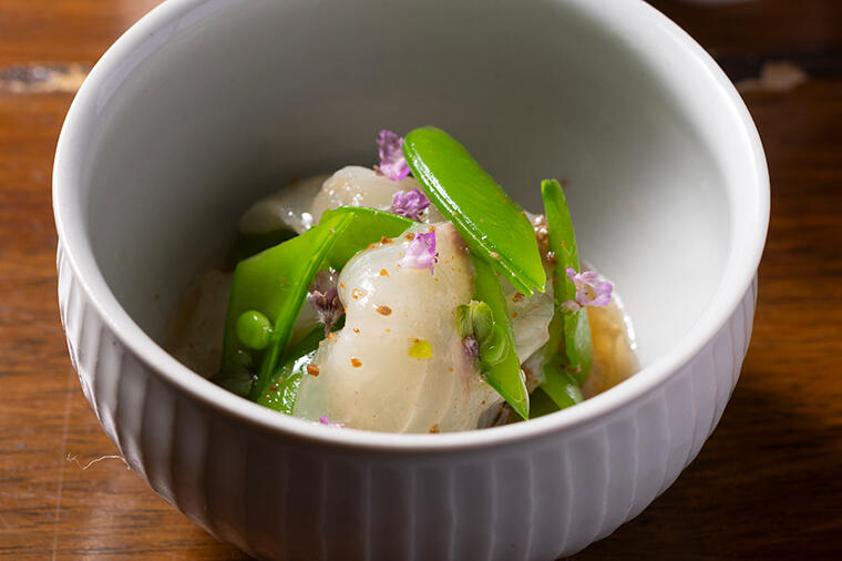 【アレンジ広がる万能ソース】酒盗の旨味を移したオイルで和えた、白身のお造り「酒盗オイル（真鯛＆スナップえんどうと和えて）」