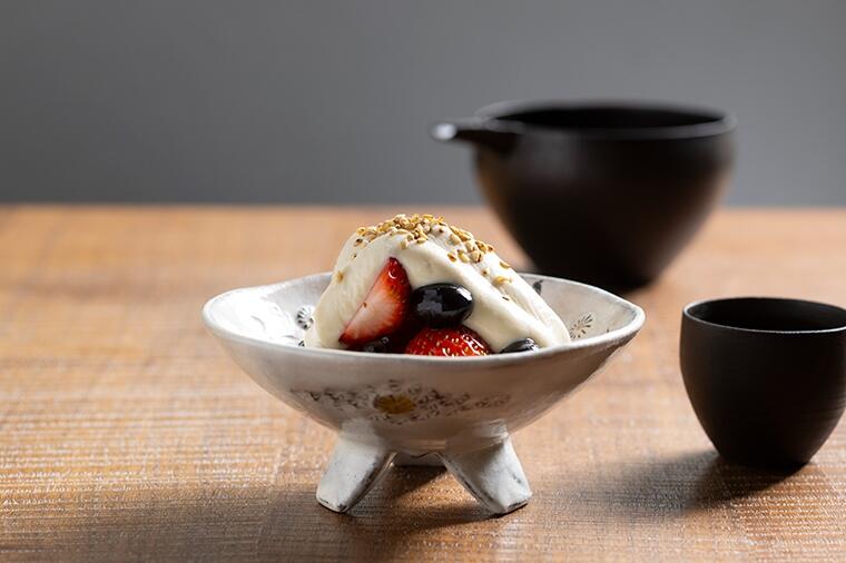 【ゲストも喜ぶユニークな小菜】豆腐の衣はなめらかで濃厚。いちごの酸味と黒豆の甘味の取り合わせも絶妙な「いちごと黒豆の白和え」