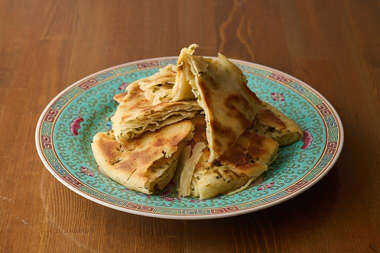 【ねぎと胡麻油で香ばしく】中国北方のおやき「烙餅」（ラオビン）は、こねる水の温度で外はサクッ、中はもっちりに！