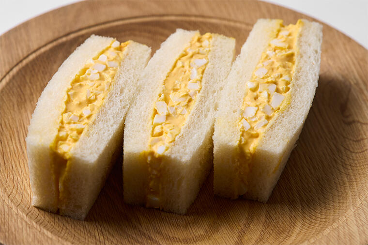 たまごの優しさとふわふわ食パンが渾然一体となって溶けていく！至福のトロふわ食感に歓喜する「たまごサラダサンドウィッチ」／ホテルニューオータニ（東京）の「王道」たまごサンドウィッチ、完全版