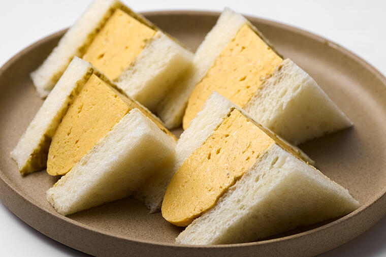 だしがたっぷり入った、ふるふるなたまご焼きと、ふわふわパンの無敵コンビ。海苔の佃煮マヨがいい仕事している「だし巻きサンドウィッチ」／ホテルニューオータニ（東京）の「王道」たまごサンドウィッチ、完全版