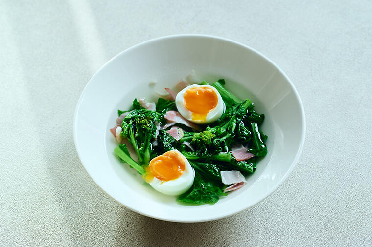 菜の花の苦味とベーコンの旨味と黄身のコク。一口で春が芽吹く「菜の花、ベーコン、半熟たまごのスープ」／4月9日の『たまごスープ日めくりカレンダー』