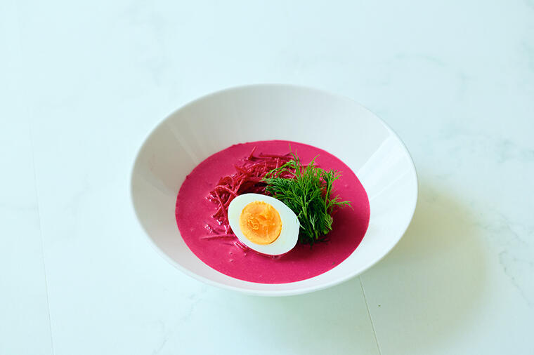 ビーツとサワークリームで鮮やかなピンク色に。酸味が爽やかな冷製スープ「ゆでたまご入りのバルシチ」／4月10日の『たまごスープ日めくりカレンダー』