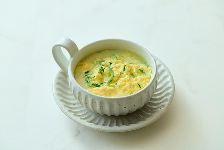 チーズと牛乳とたまごのミルキーなコクと、せん切りズッキーニの瑞々しさたるや。「ズッキーニのチーズかきたまスープ」／4月11日の『たまごスープ日めくりカレンダー』