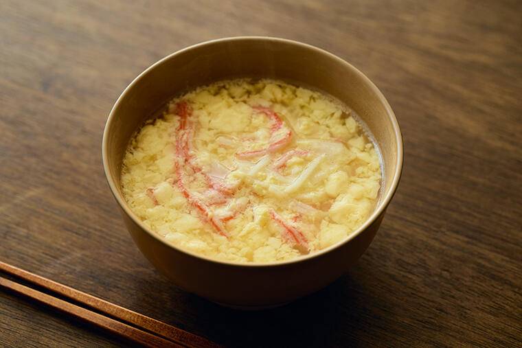 ふるふるの口当たりと、かにかま風味だしに癒される。レンジで5分！「かにかまの茶碗蒸しスープ」／4月17日の『たまごスープ日めくりカレンダー』
