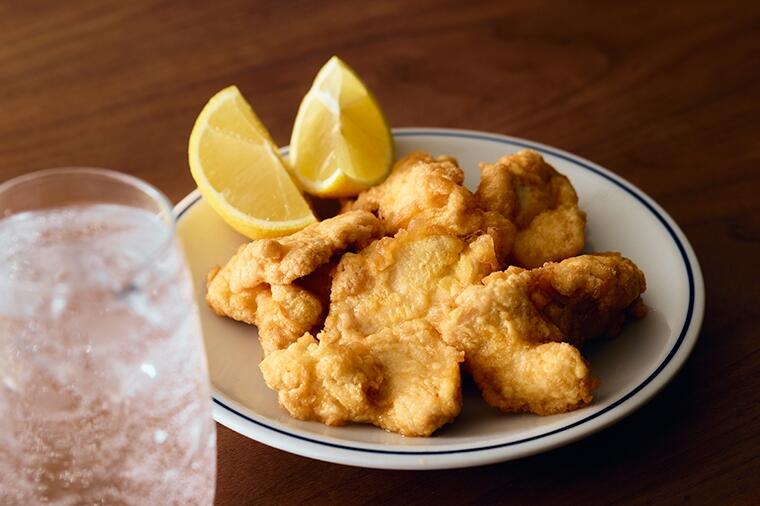 ふわっふわで柔らかい卵入り衣にレモンをたっぷり絞って芋焼酎のソーダ割りを！フィレンツェで教わった「鶏天」／『メゼババ』高山大シェフの「家つまみレシピ」