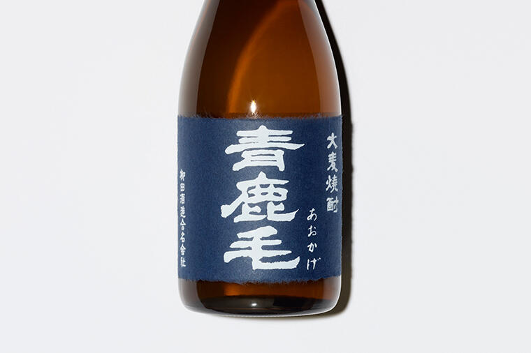 まず飲むべきは「麦麦(バクバク)焼酎」の四天王。麦のロースト感がバズーカのごとく強烈なインパクトを放つ、麦麦のトップランナー「青鹿毛」。