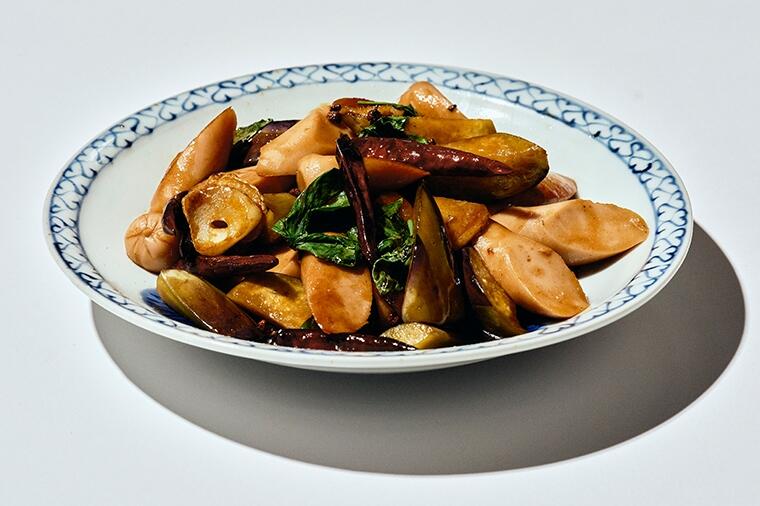 【麻・辣・酸 中華つまみ5番勝負】バジルが香る台湾屋台の麻辣料理を"ギョニソ"でアレンジ「魚肉ソーセージ バジル炒め」
