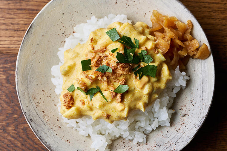 【ごはん×タルタルソースがさらに進化！】福神漬けのカリカリ食感が絶妙な"スパイスカレー"タルタル