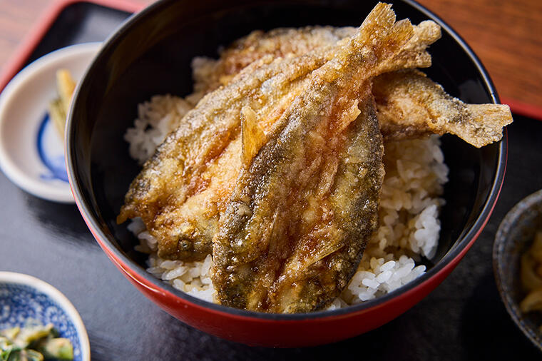 【知りたい、軽井沢エリアの行きつけ②】はやの唐揚げ丼は必食！佐久地方の郷土食を味わえる川魚専門店『ゆうすげ』～アマゾンカカオ・太田哲雄さんの紹介
