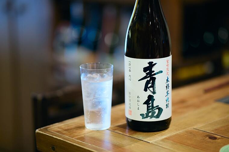 真夏は「大人のラムネ系焼酎」を！乾杯のソーダ割りとして無敵な芋焼酎「青島」／「鳥酎 神田大手町」中瀬店長の激推し銘柄vol.3