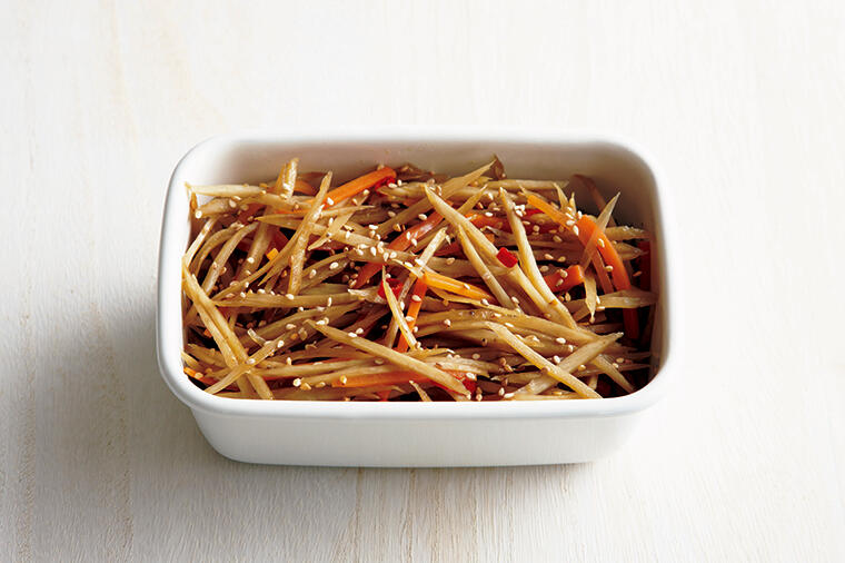 【ロカボレシピ】箸が止まらない！香ばしさとピリ辛がたまらない「ごぼうとにんじんのきんぴら」（全量の糖質21.5g）