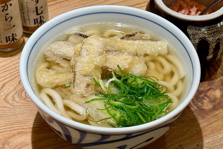 【福岡・博多駅のうどん居酒屋でひとり飲み】福岡流のあらたな幸せは、飲んでつまんで締めはうどん！