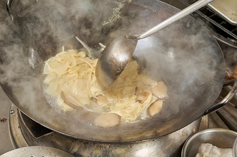 【クリアなチキンスープ（清湯）を存分に味わうための料理】気品あふれる"二重スープ"の「湯葉あんかけ」（溜腐皮）
