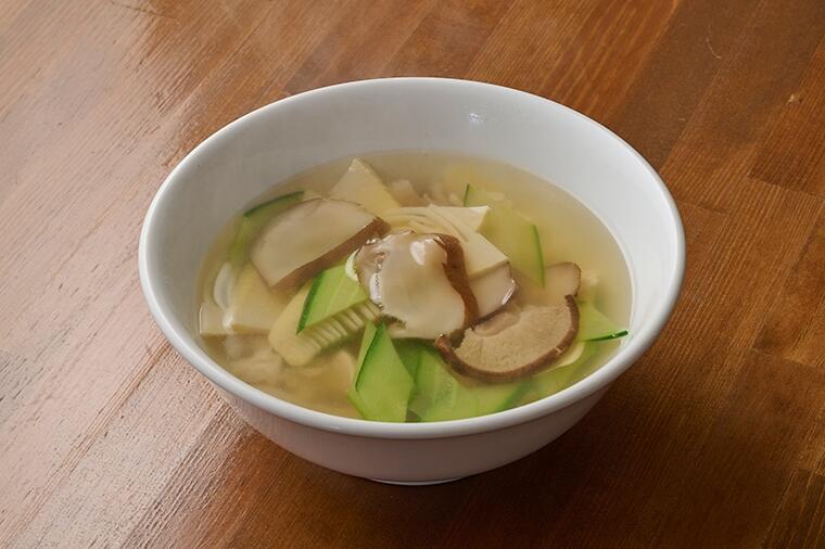 【深く上品な中華の五目スープ】鶏ささみ、椎茸、きゅうり......淡く清らかな具材の風味が、澄んだ鶏スープの味わいを際立たせる「三鮮湯（サヌシェヌタン）」