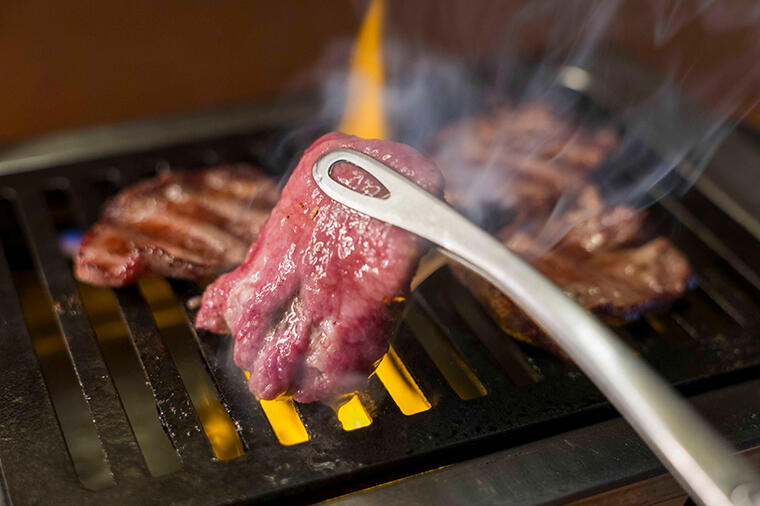 【新橋】40年続いた名焼肉「明洞」の味を継承。新旧店主がタッグを組み、進化する「ニューみょんどん」の焼肉
