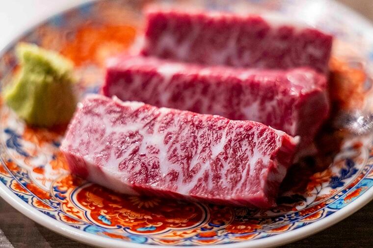 【麻布十番】芝浦の二大内臓卸から仕入れる、異例の焼肉店「麻布苑」。極上の肉を生かす仕込みとは？