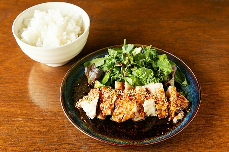 【渋谷駅7分・垂涎中華ランチ】うるうるとしたジューシー食感が最高。心地よく鼻に抜ける山椒＆唐辛子ダレの香りたるや！／『Choi.s（チョイス）』の「サービスランチ（よだれ鶏）1,400円」