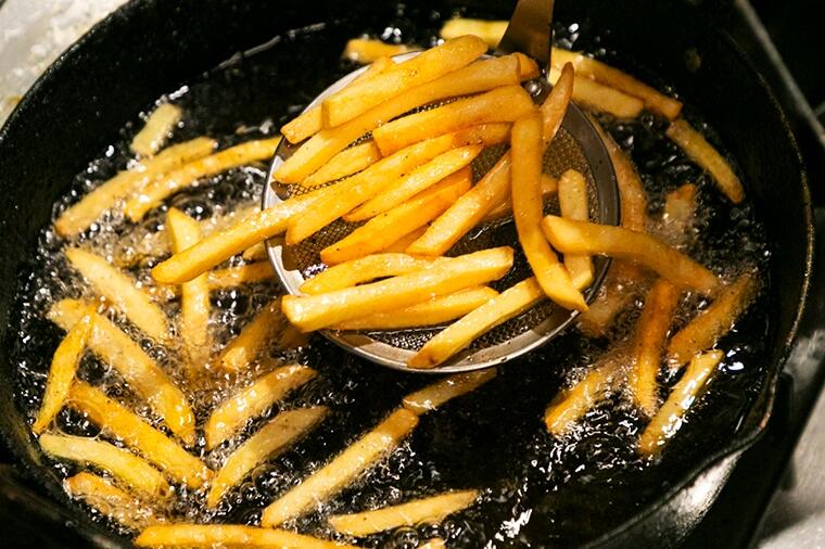【プロはここが違う！】「冷凍フライドポテト」をとびきり美味しくする「高温揚げ」のコツ、教えます。