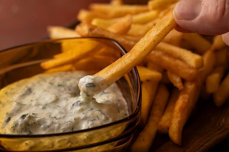 【冷凍フライドポテトが格段に旨くなる味変レシピ①ザジキポテト】ディルが香るヨーグルトソースのディップ