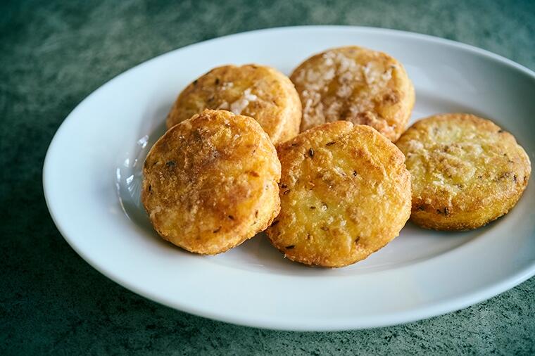 【スパじゃがつまみSESSION②】「じゃがいものスパイスおやき」はクミンと柚子胡椒の風味が白ワインを呼ぶ