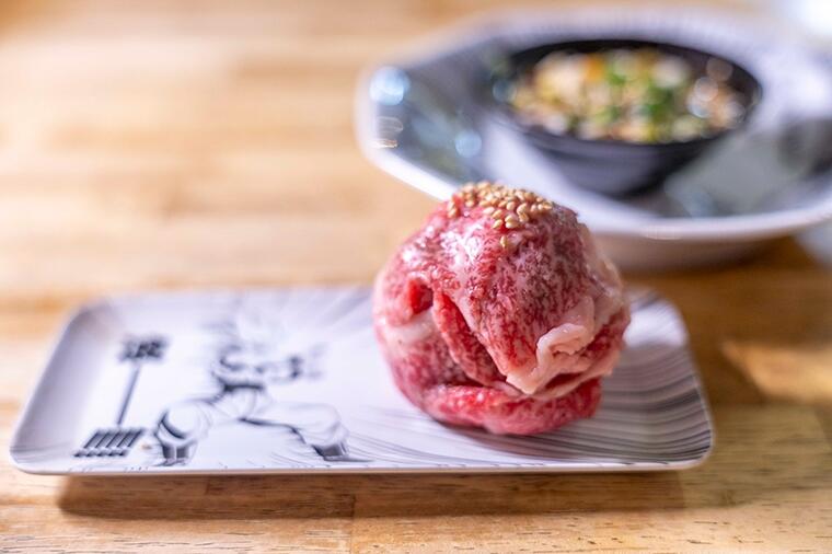 【西荻窪】"かめはめ波"の掛け声とともに肉が来る!? 旨さも楽しさも妥協なしの「炭火焼肉 丈虎苑」